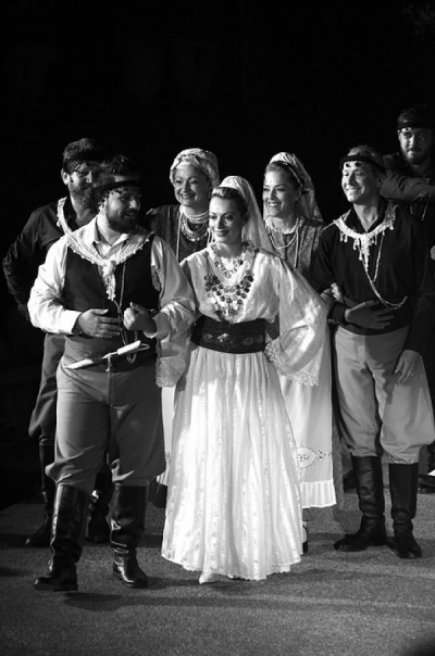 "&Tau;&alpha; &beta;ά&sigma;&alpha;&nu;ά &mu;&omicron;&upsilon; &chi;&alpha;ί&rho;&omicron;&mu;&alpha;&iota;, &tau;&sigma;&iota; &pi;ί&kappa;&rho;&epsilon;&sigmaf; &mu;&omicron;&upsilon; &gamma;&lambda;&epsilon;&nu;&tau;ί&zeta;&omega;..." &Alpha;&phi;&iota;έ&rho;&omega;&mu;&alpha; &sigma;&tau;&eta;&nu; &Kappa;&rho;&eta;&tau;&iota;&kappa;ή &Pi;&alpha;&rho;ά&delta;&omicron;&sigma;&eta; &mu;&epsilon; &tau;&omicron;&nu; &Alpha;&nu;&tau;ώ&nu;&eta; &Mu;&alpha;&rho;&tau;&sigma;ά&kappa;&eta;