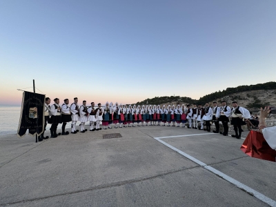 &Tau;&omicron; &chi;&omicron;&rho;&epsilon;&upsilon;&tau;&iota;&kappa;ό &tau;&omicron;&upsilon; &Kappa;&Epsilon;.&Lambda;.&Epsilon;. &sigma;&upsilon;&mu;&mu;&epsilon;&tau;&epsilon;ί&chi;&epsilon; &sigma;&tau;&omicron; 8&omicron; &chi;&omicron;&rho;&epsilon;&upsilon;&tau;&iota;&kappa;ό &phi;&epsilon;&sigma;&tau;&iota;&beta;ά&lambda; &tau;&eta;&sigmaf; &Alpha;&lambda;&omicron;&nu;&nu;ή&sigma;&omicron;&upsilon;